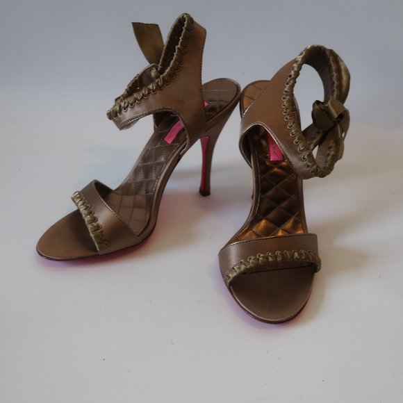 Betsey Johnson Gold Bronze Satin Bow Heels Size 7.5 - Picture 1 of 6